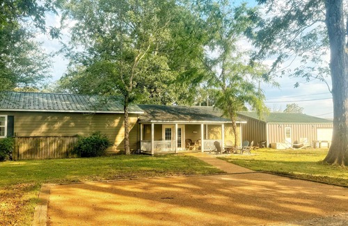 Dundee Haus | Patton’s Place on beautiful Moon Lake near Clarksdale, MS and Helena, AR