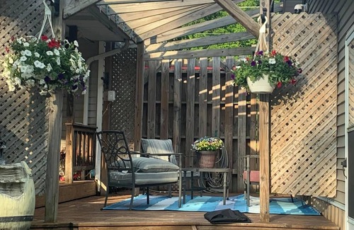 Lexington Sonstige | Peaceful, 150 yr old country farmhouse just 1.5 miles from Mid-Ohio racecourse!