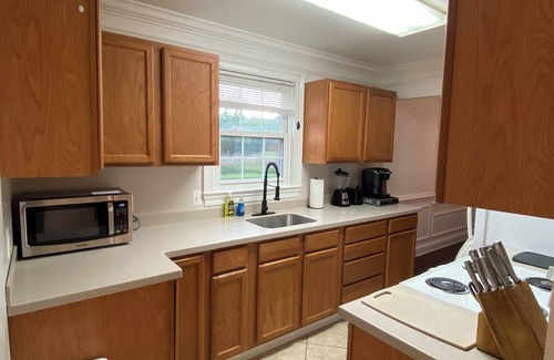 Shady Side Haus | Peaceful 2-bedroom / 2-bathroom house with WiFi and AC in serene Shady Side