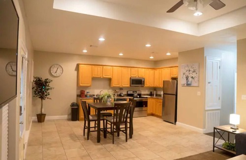 Kreole Wohnung | Peaceful 3BR 2BA Home / 4 TVs / Full Kitchen / W&D