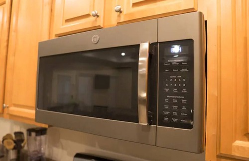 Kreole Wohnung | Peaceful 3BR 2BA Home / 4 TVs / Full Kitchen / W&D