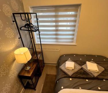 Nottingham Haus | Peaceful & Convenient For business Trip & Families holiday & working proffesional-long term deals available , M1 J25-10Min , WI-Fi 500Mb , Netflix , Secure Huge Private garden with 6 cars parking space , Fully equiped kitchen , Few local shops near by