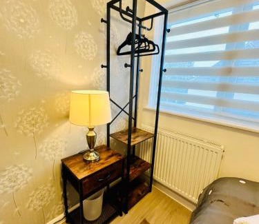 Nottingham Haus | Peaceful & Convenient For business Trip & Families holiday & working proffesional-long term deals available , M1 J25-10Min , WI-Fi 500Mb , Netflix , Secure Huge Private garden with 6 cars parking space , Fully equiped kitchen , Few local shops near by