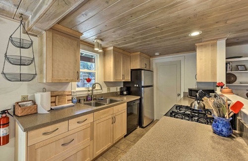 Cedar Ridge Hütte | Peaceful Cottage w/ Grill & Yard in Grass Valley!