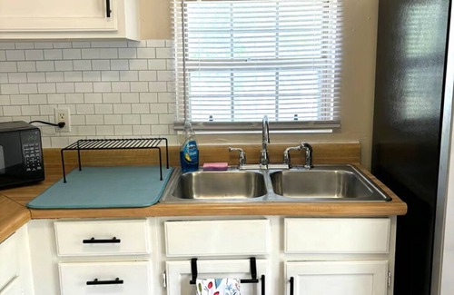 Lansing Haus | Peaceful, Cozy 2-bedroom home in Lansing