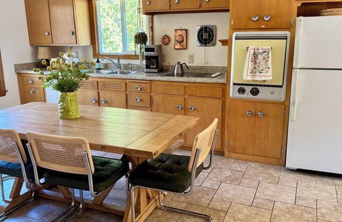 Fish Creek Haus | Aktualisierter Retro Retreat! Indoor & Outdoor Kamin, Hinterhof-Oase mit Wasserfall