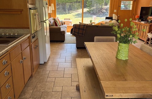 Fish Creek Haus | Aktualisierter Retro Retreat! Indoor & Outdoor Kamin, Hinterhof-Oase mit Wasserfall