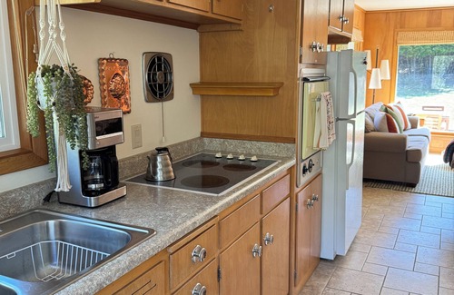 Fish Creek Haus | Aktualisierter Retro Retreat! Indoor & Outdoor Kamin, Hinterhof-Oase mit Wasserfall