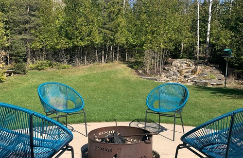 Fish Creek Haus | Aktualisierter Retro Retreat! Indoor & Outdoor Kamin, Hinterhof-Oase mit Wasserfall