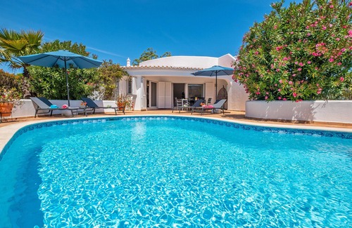 Monte Raposo Villa | CHARMING COUNTRYSIDE VILLA, 2 BEDROOM, FREE WI-FI, A/C, STUNNING GARDEN & VIEWS