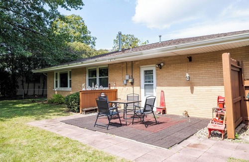 Urbana Haus | Peaceful Home, Near UIUC, King Bed, Quiet Street