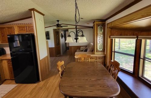 Waupaca Haus | Peaceful home on little Round lake near EAA, Iola car show & the Packer Stadium.
