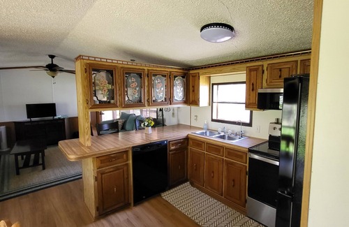 Waupaca Haus | Peaceful home on little Round lake near EAA, Iola car show & the Packer Stadium.