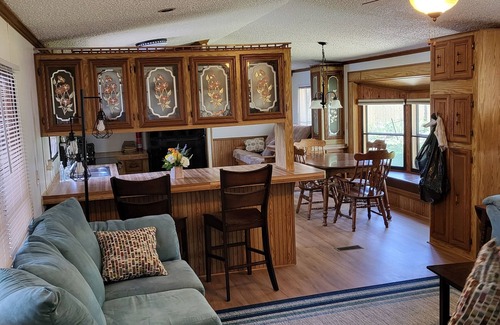 Waupaca Haus | Peaceful home on little Round lake near EAA, Iola car show & the Packer Stadium.