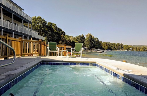 Onekama Eigentumswohnung | Peaceful lake front condo