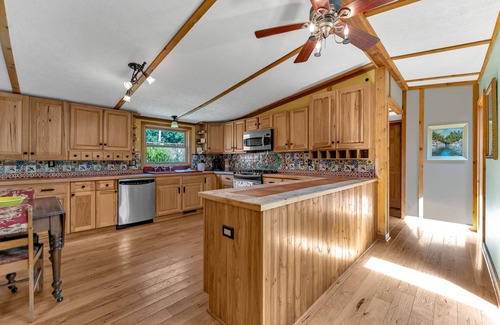 Deerfield Kabine | Peaceful Lakefront Cabin Retreat with Hot Tub!