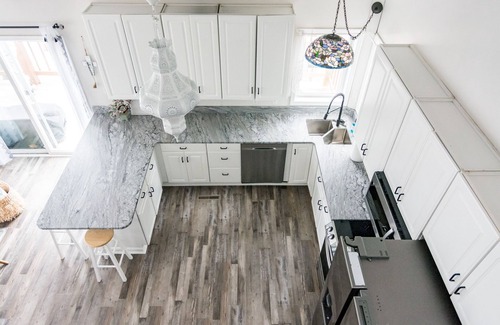 Howard Haus | Peaceful Lakefront Getaway with Ping Pong!