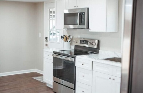 Cedar Bluff Haus | Peaceful Lakefront Cottage on 2.5 Acres, Newly-renovated, Sleeps 5 Guests, Private Boat Launch, Walcox Point