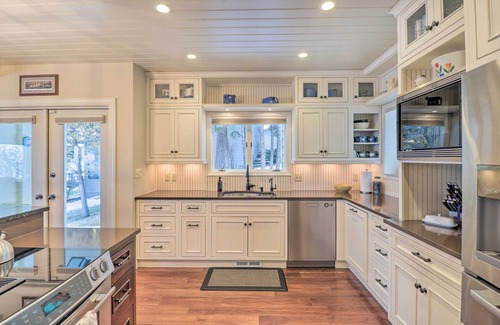 Lakeside Haus | Peaceful Lakeside Retreat w/ Deck & Amazing Views!