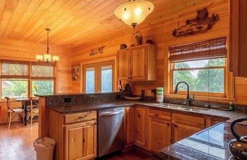 Purlear Kabine | Peaceful Log Cabin near Boone.