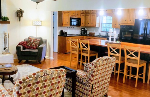 Milton Wohnung | Peaceful, Luxurious Apartment in Wooded Milton Home