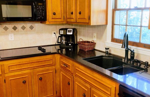 Milton Wohnung | Peaceful, Luxurious Apartment in Wooded Milton Home