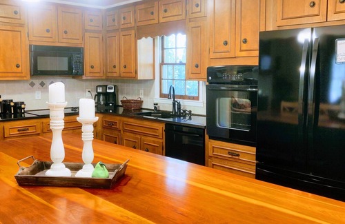 Milton Wohnung | Peaceful, Luxurious Apartment in Wooded Milton Home