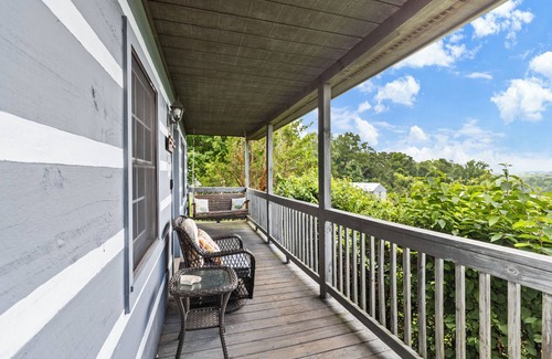 Fancy Gap Kabine | Peaceful Pines Mountain Cabin with Jacuzzi and Views! Cabin 12