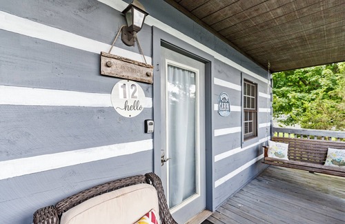 Fancy Gap Kabine | Peaceful Pines Mountain Cabin with Jacuzzi and Views! Cabin 12