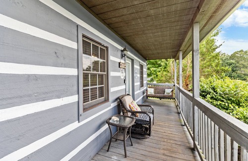 Fancy Gap Kabine | Peaceful Pines Mountain Cabin with Jacuzzi and Views! Cabin 12