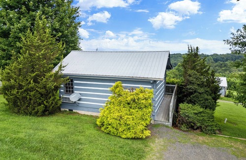 Fancy Gap Kabine | Peaceful Pines Mountain Cabin with Jacuzzi and Views! Cabin 12