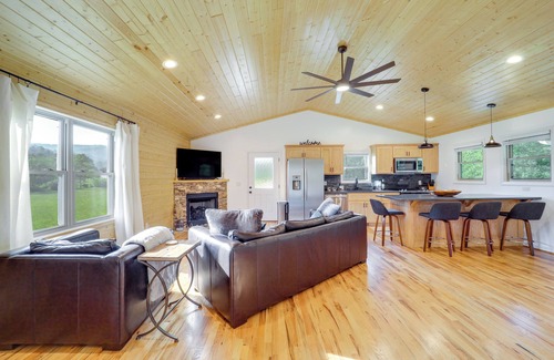 Purlear Kabine | Peaceful Purlear Vacation Rental w/ Creek Access!