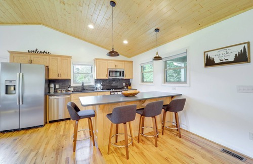 Purlear Kabine | Peaceful Purlear Vacation Rental w/ Creek Access!