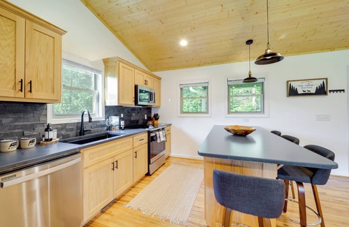 Purlear Kabine | Peaceful Purlear Vacation Rental w/ Creek Access!