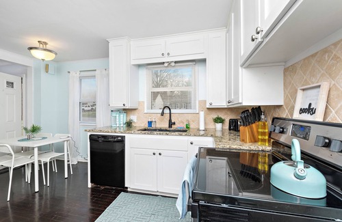 Roeland Park Haus | Peaceful Retreat - 20 Minutes to Almost Anywhere! 10 Min to KU MED!