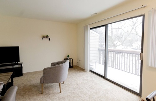 Ann Arbor Wohnung | Peaceful retreat minutes away from U of M. Newly furnished!