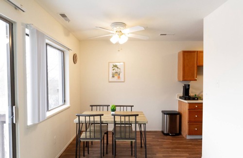 Ann Arbor Wohnung | Peaceful retreat minutes away from U of M. Newly furnished!