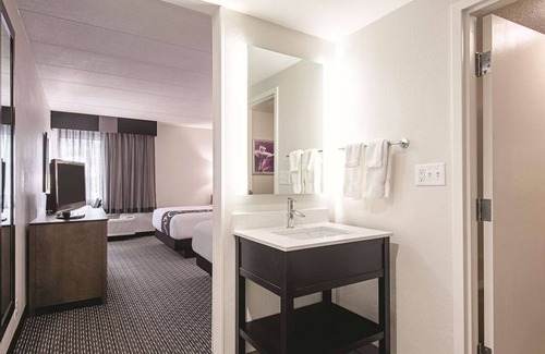 Valley Street Hotel | Peaceful Stay | Minutes from Downtown Excitement | Free Parking