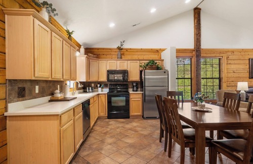 Branson Theater District Kabine | Peaceful Walk-in Cabin with Whirlpool Tub, Gas Fireplace, and Screened-in Porch