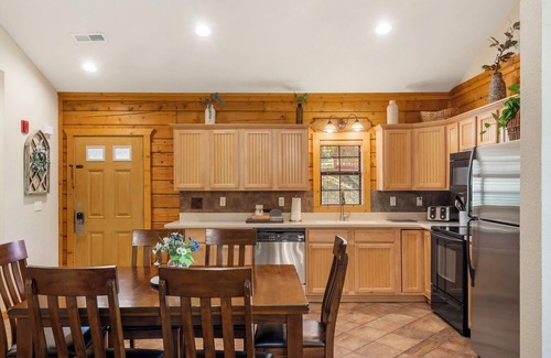 Branson Theater District Kabine | Peaceful Walk-in Cabin with Whirlpool Tub, Gas Fireplace, and Screened-in Porch