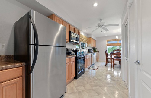 Shoreline Park Haus | Peaceful Waterfront Summer Escape! Sunshine, King Suite, Private Dock