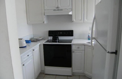 Discovery Bay Wohnung | Ruhige und entspannende Aussicht auf das Meer und den Pool von einem Apartment mit 1 Schlafzimmer