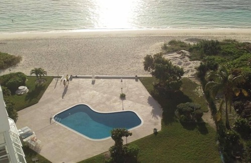 Discovery Bay Wohnung | Ruhige und entspannende Aussicht auf das Meer und den Pool von einem Apartment mit 1 Schlafzimmer