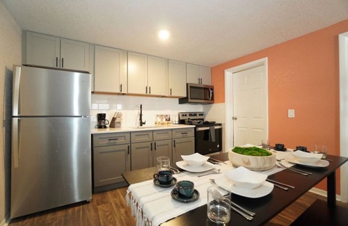 Columbus Wohnung | Peach Suite - 10 min to Ft Moore