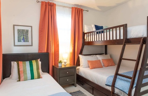 West Park Haus | Peacock Place - Grill, Yard and Prime Location