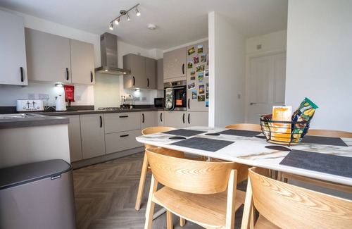 Chesterfield Haus | PEAK AVENUE RETREAT, pet friendly, with a garden in Chesterfield