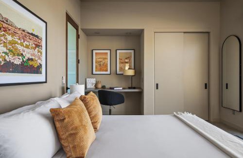 Panorama Heights Resort | Peak by Fieldtrip 8 BR Modern Oasis 2 Pools