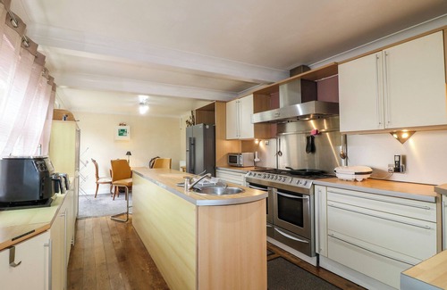 Newark Haus | PEAK HOUSE, family friendly, with open fire in Newark-On-Trent