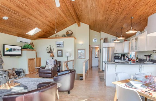 Neahkahnie Beach Haus | Peak of the ocean, great view of wildlife area, close to beach and dog friendly.
