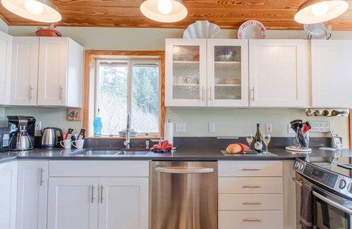 Neahkahnie Beach Haus | Peak of the ocean, great view of wildlife area, close to beach and dog friendly.